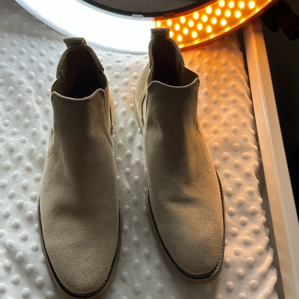 Shelsea boot size 8.5 or 41